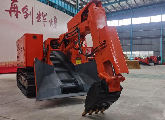 跟著帥龍扒渣機廠家一起了解下履帶扒渣機的特點！